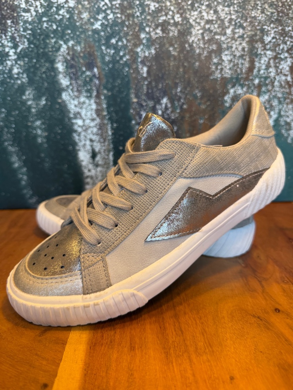 Blowfish Malibu Casual Chic Silver/Gray Metallic‎ Sneakers 7.5 NWOT